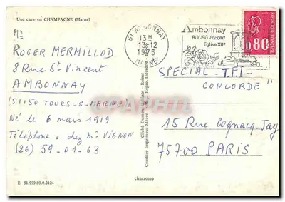 Uma cave na CHAMPAGNE (Marne) — vista de um corredor subterrâneo com fileiras de barris — editor Cimchrome — Verso