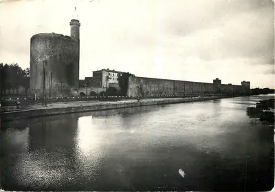 Aigues-Mortes (Gard) — Os muros (lado Oeste) — Editor: Service Commercial Grand Palais