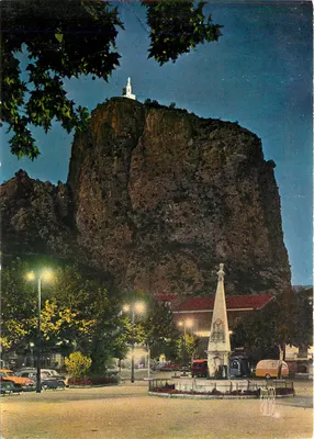 Castellane — Vista noturna da Grande Place dominada pela Capela do Roc — Éditions Photoguy, Nice