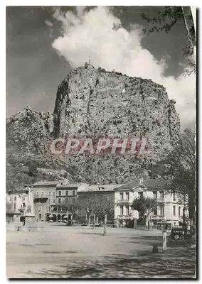 Gastellane (B.-A.) — Le Roc (alt. 904 m.) e a Praça — Foto Guy Blane-Patin