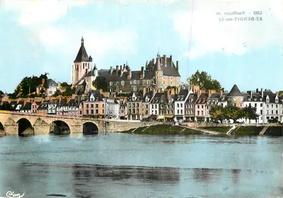 Saint-Benoît-sur-Loire — vista do castelo e do ponte — editor CIM