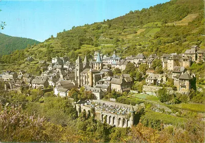 Conques-en-Rouergue — Vista geral dominada pela Basílica de Santa Foy (século XIII) — Edição de luxo, L'Aveyron Touristique