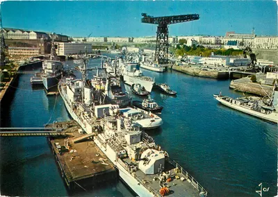 Brest (29200) — Arsenal : navire de guerre en réparation — Éditions d'Art JOS