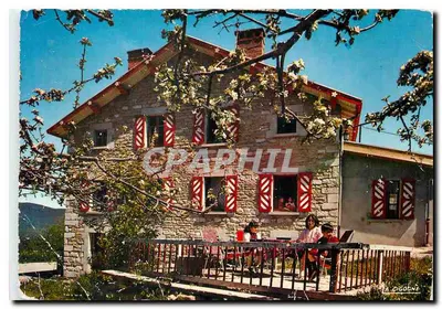 La Cigogne — Casa de pedra com persianas vermelhas — Edições La Cigogne