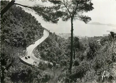 Rota da média corniche — à direita, o cabo Ferrat — Éditions d'Art YVONI, Paris