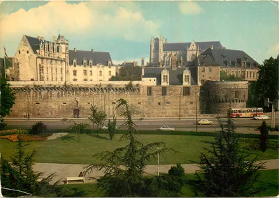 Nantes — Castelo dos Duques da Bretanha (século XV) — Editores Artaud & Cie
