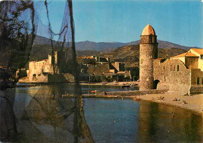Collioure (P.O.) — A Costa Vermelha — Igreja de São Vicente, castelo dos Templários, ao longe os Albères — Éditions d'Art Toulouse