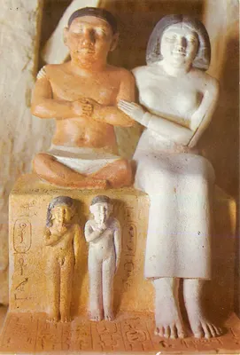 Anão Seneb e sua esposa — chefe da guarda real — Museu Egípcio, Caire