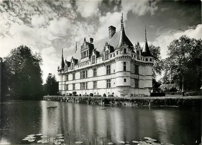 Azay-le-Rideau (Indre-et-Loire) — O Castelo (1518-1528) — Vista do Sudeste — Serviço Comercial Monuments historiques, Grand Palais, Paris