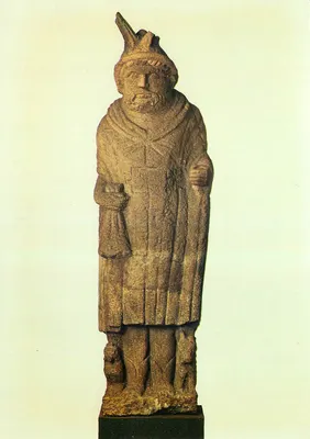 Estátua de Mercúrio — Arte Gaula (2,50 m aprox.) — Museu das Antiguidades Nacionais, Saint-Germain-en-Laye