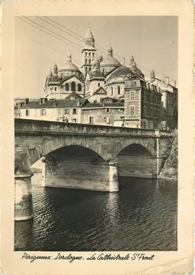 Périgueux, Dordogne : A Catedral de Saint-Front — edição não identificada