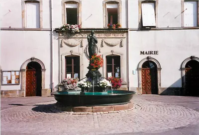 Fonte diante da prefeitura — decorada com flores