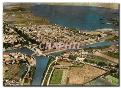 Bilhete postal moderno Visão aérea geral da Cité, seus muros, as Salinas e o Canal em Aigues Mortes, Gard