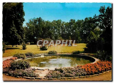 Parte do parque de Merzig (Saar) — fonte circular cercada de flores — Cramers Kunsthandlung KG, Dortmund