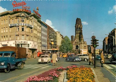 Berlim — rua Kurfürstendamm com o prédio Graetz Radio Fernseher e a torre da igreja St. Marien — editor AKH, n° 921/8