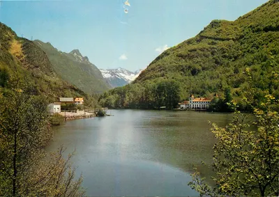 Ax-les-Thermes — O Castelo e o Lago d'Orgeix, no fundo, o Circo e a Dente d'Orlu nevada (2220 m.) — Sociedade das Pequenas Cartas ALBI