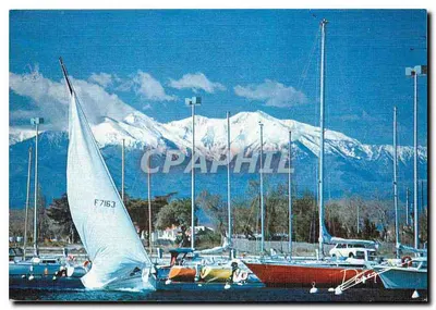 Porto de Saint-Cyprien — vista com montanhas nevadas — Edições DINO