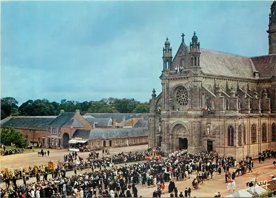 Sainte-Anne-d'Auray — Basílica e saída da procissão do 26 de julho — Les Éditions Jean