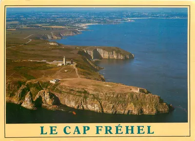 O Cabo Fréhel — vista aérea do farol e das falésias — Éditions d'Art 'Jack' Louanne