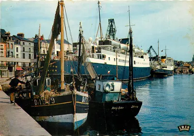 Dieppe (Seine-Maritime) — O « Brigthon » no fundo, a capela dos marinheiros — Iris