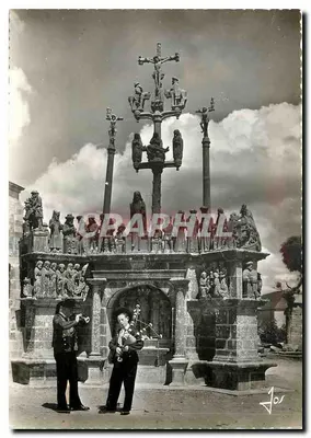 Jovens tocadores de Plougaouest diante do grande Calvaire do século XVI — Éditions d'Art JOS, Châteaulin