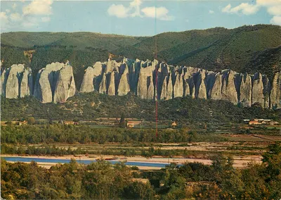 Os Pénitents dos Mâes — Arredores de Digne (Basses-Alpes) — Edições Grenoble SPADEM