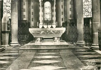 Igreja de La Bourboule - O Coro — Armário Eucarístico e Piso — Edição G-d'O-OLLIERIES (P.-de-D.)