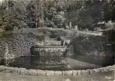 PLOMBIÈRES (Vosges) — A Cascata do Parque — Fotografia Verdadeira