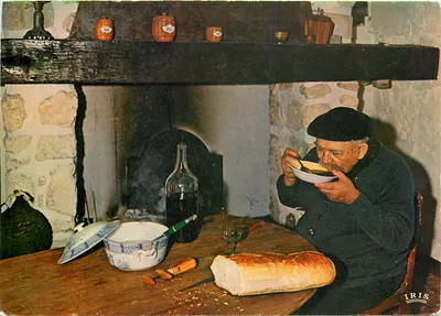 Homem almoçando perto de uma lareira — interior rústico — IRIS