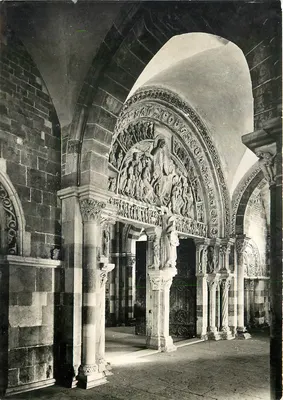 Vézelay (Yonne) — Igreja Abbatial da Madeleine — Vista sobre o Portal Central — Service Commercial Monuments Historiques, Paris