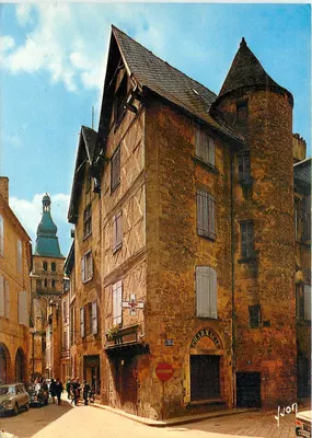 Sarlat-la-Canéda — rua da Liberdade e a catedral — Edições d'Avallon