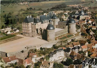 Hautefort — visão aérea do castelo e do vilarejo — Edições Méxichrome