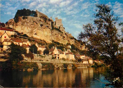 Beynac - Castelo sobre rocha dominando o vilarejo - Carrefour Touristique