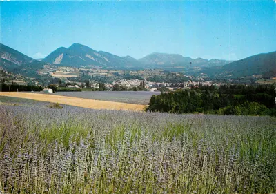 Lavanda e montanhas — Vista geral de Dieulefit (Drôme) — Éditions de Provence G.A.I.