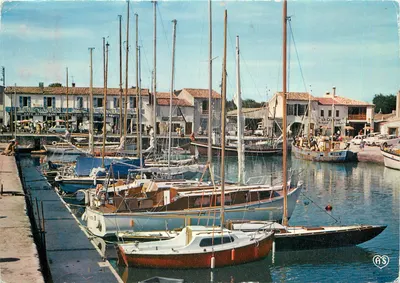Porto de Saint-Martin (Ilha de Ré) — vista do porto com barcos e comércios — editor AS
