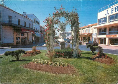 Berre-l'Étang — Pátio central com arco de rosas e fonte — Les Éditions Aris, P 237