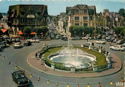 Deauville - Place Morny — vista da fonte e do « Morny » — Iris