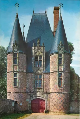 Castelo de Carrouges (Orne) — O pavilhão do Cardeal Le Veneur — Service Commercial Monuments Historiques, Grand Palais, Paris