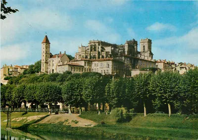 Auch (Gers) — A Basílica Santa Maria e a Torre d'Armagnac, vista tirada das margens do Gers — Cores Naturais
