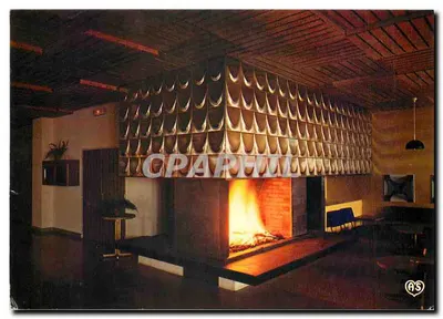 Interior de um chalet — lareira moderna — editor AS