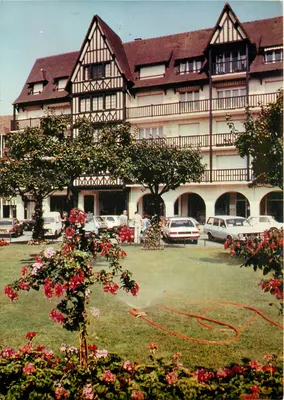 Saint-Vaast-en-Auge — Villa balnéaire cercada de jardins luxuosos — IRIS