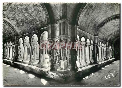 As Galerias do Cloître Saint-Trophime — Arles — Editor Estel, número de série não visível