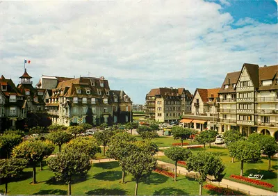 Villers-sur-Mer — A praça François André e os novos prédios — Editor Emy