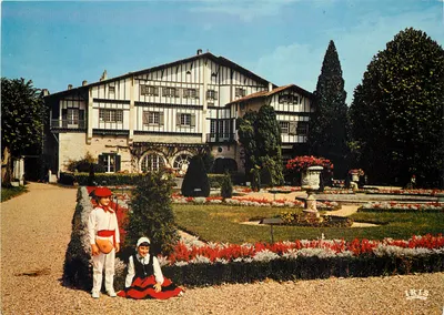 País Basco — Crianças vestidas com trajes típicos no jardim de «Arnaga» — Villa de Edmond Rostand em Cambo — Editor IRIS