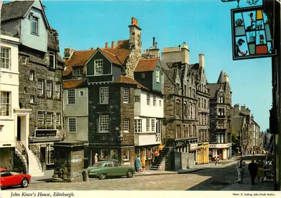 Casa de John Knox, Edimburgo — vista de rua com carros e letreiro — Foto: E. Ludwig, John Hinde Studios
