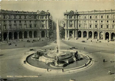 Roma - Piazza dell'Esedra — vista da fonte central e dos edifícios que cercam a praça