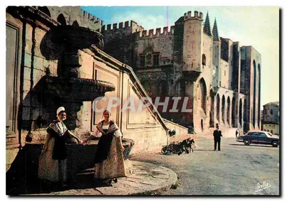 Avignon (Vaucluse) — Jovens Comtadinas e o Palácio dos Papas — Éditions Rella