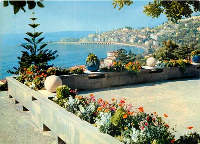 Menton (Alpes-Maritimes) — O Porto e a velha cidade vistos da Avenida de Garavan — Edições d'Art YVON