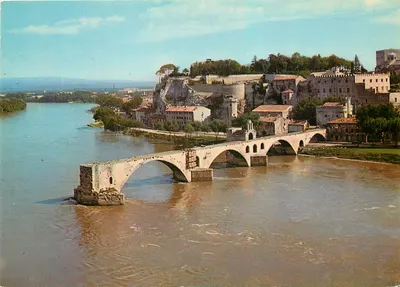 Avignon (Vaucluse) — Vista aérea do Ponte Saint-Bénézet e do Pequeno Palácio — Edições J.B. Avignon