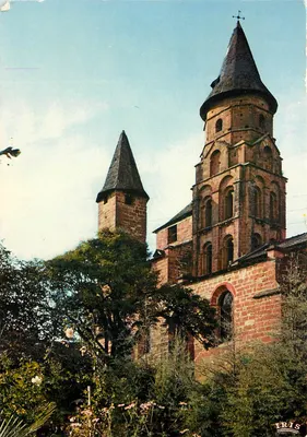 Collonges-la-Rouge — A igreja romana (séculos XI e XV) — Editora IRIS
